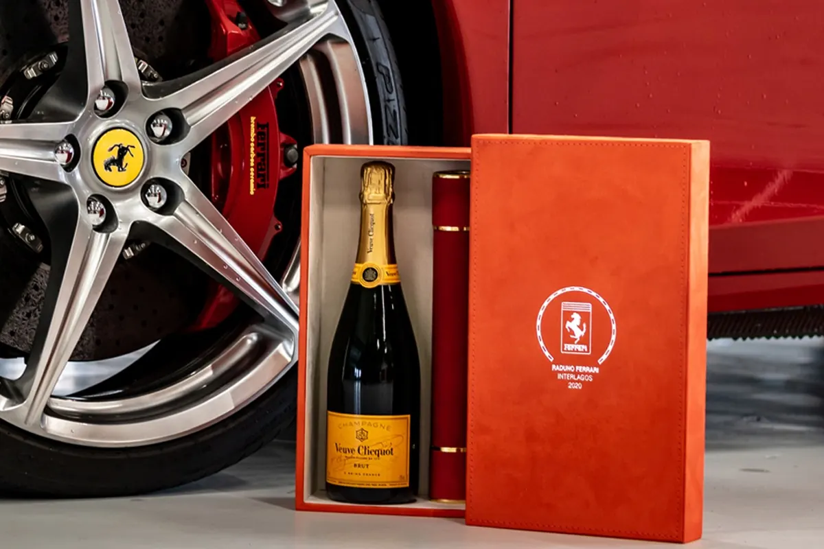 Estojo em veludo laranja com champanhe e gravação do Raduno Ferrari Interlagos
