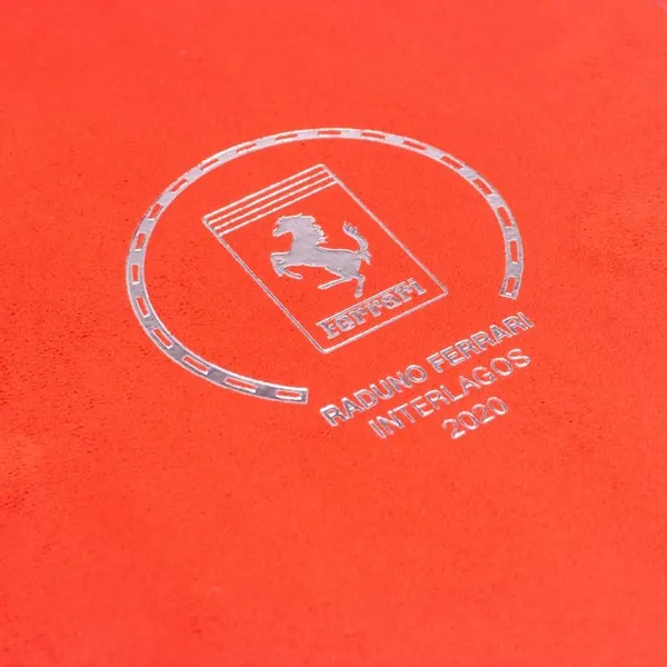 Gravação no veludo vermelho
