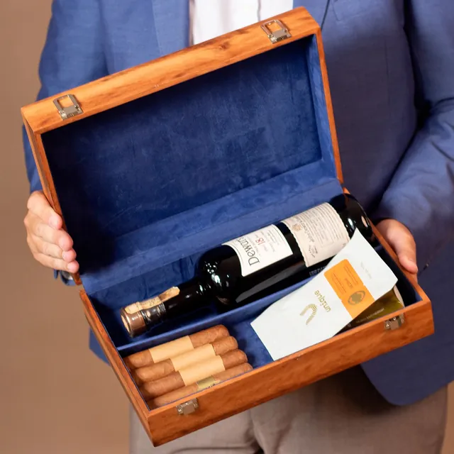 Caixa de madeira com vinho e charutos